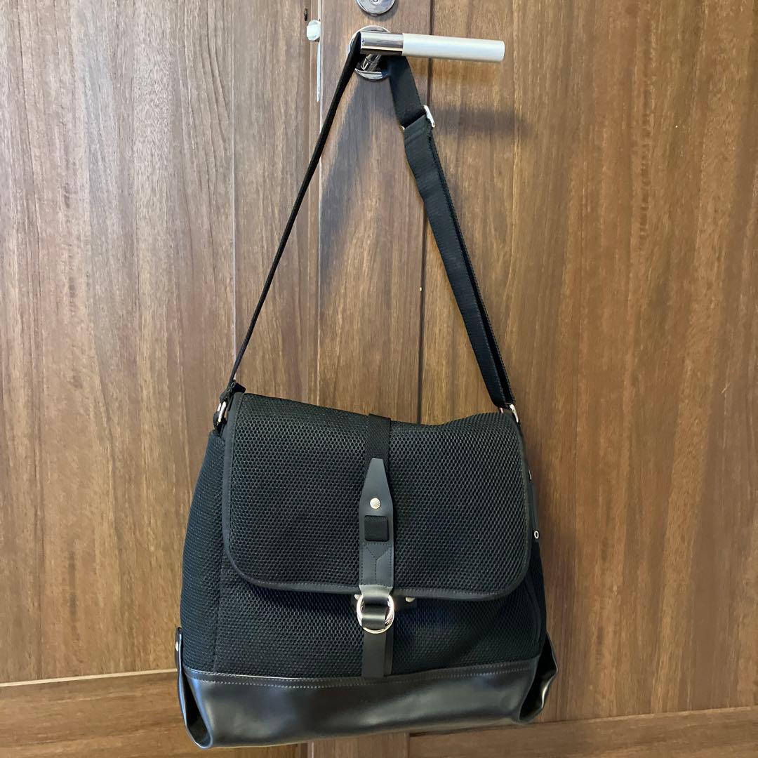 新品に近いイブサンローラン黒メッシュメッセンジャーバッグななめがけ軽量YSL