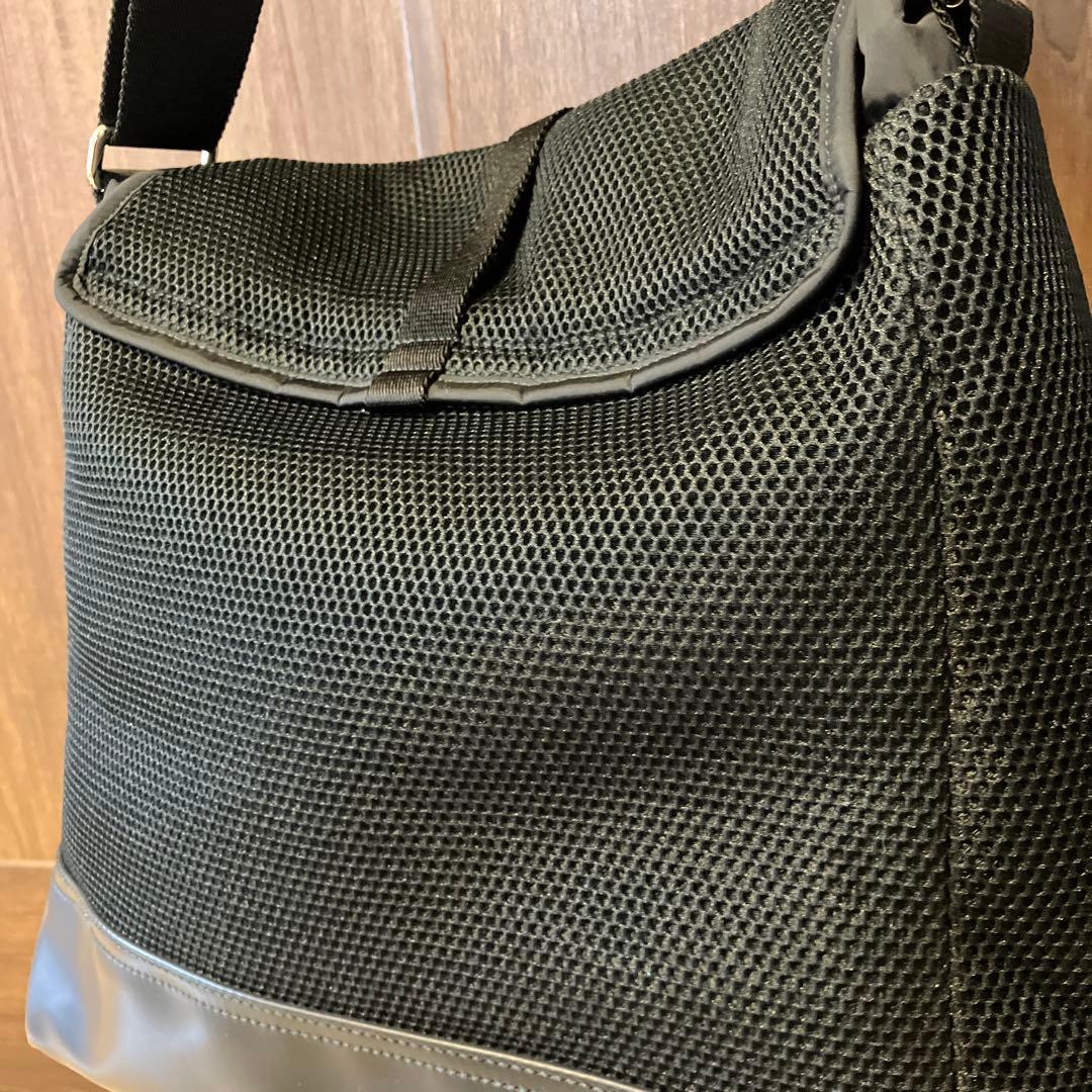 新品に近いイブサンローラン黒メッシュメッセンジャーバッグななめがけ軽量YSL