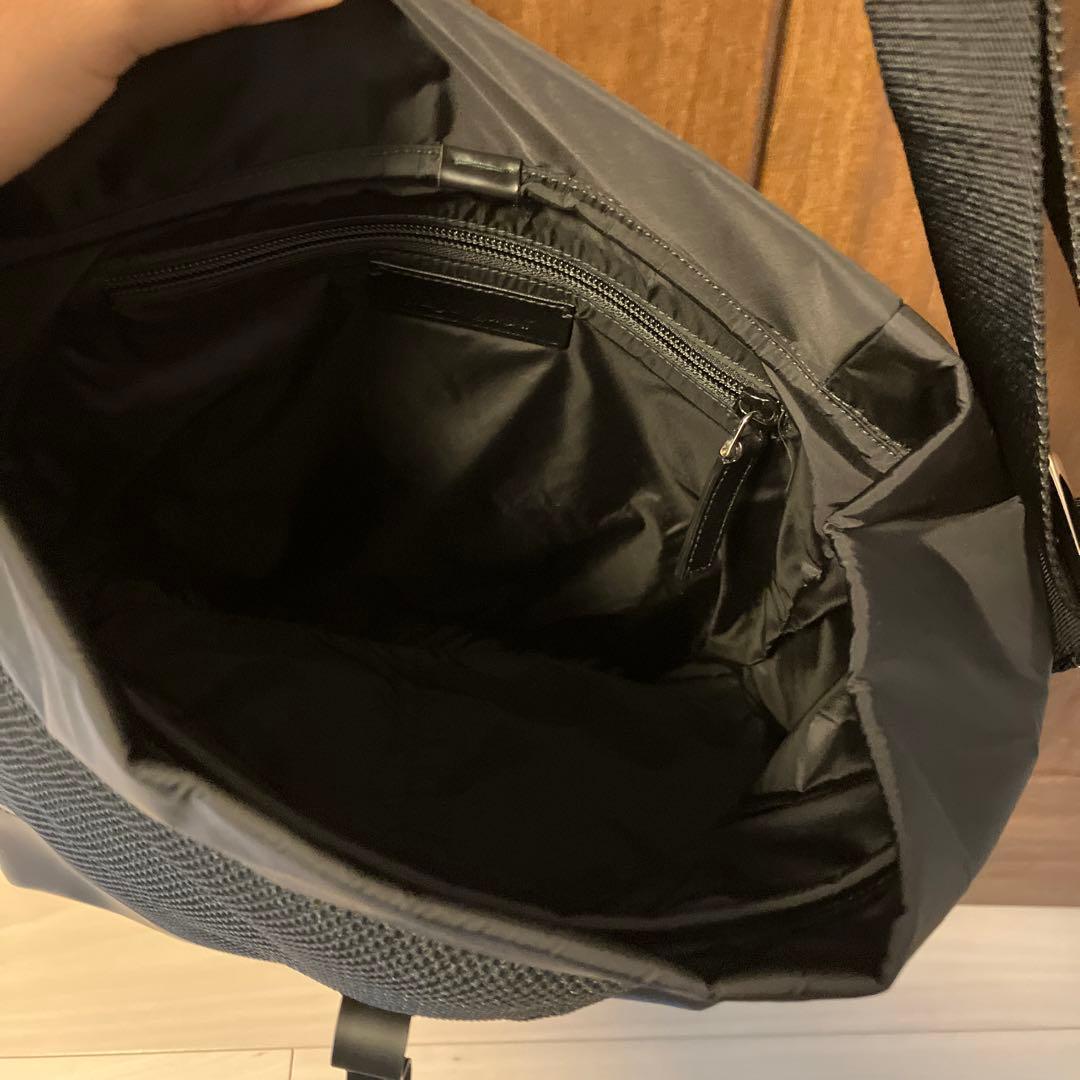 新品に近いイブサンローラン黒メッシュメッセンジャーバッグななめがけ軽量YSL