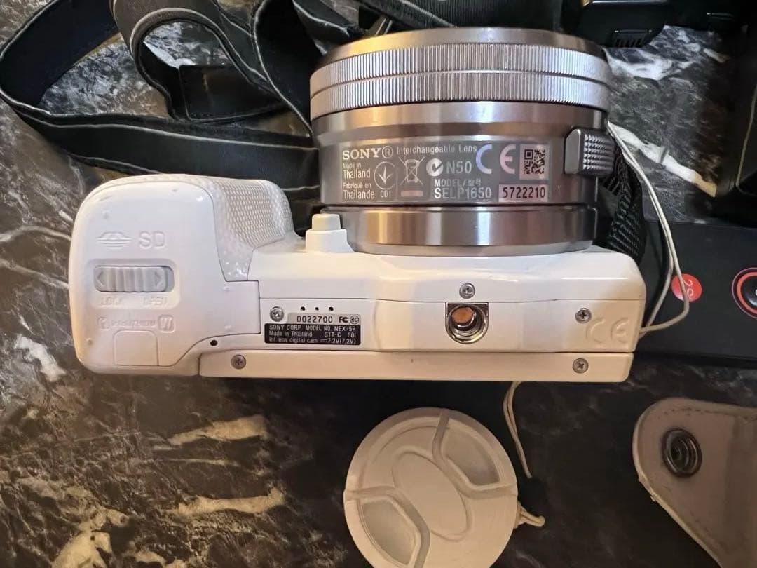 SONY NEX-5Rホワイト 一眼レフカメラ　バッテリー×4　自撮りスイッチ等