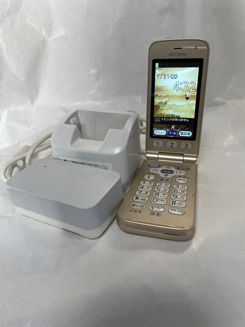 美品　docomo f-02j 折りたたみ式　らくらくホン　ゴールド ドコモ