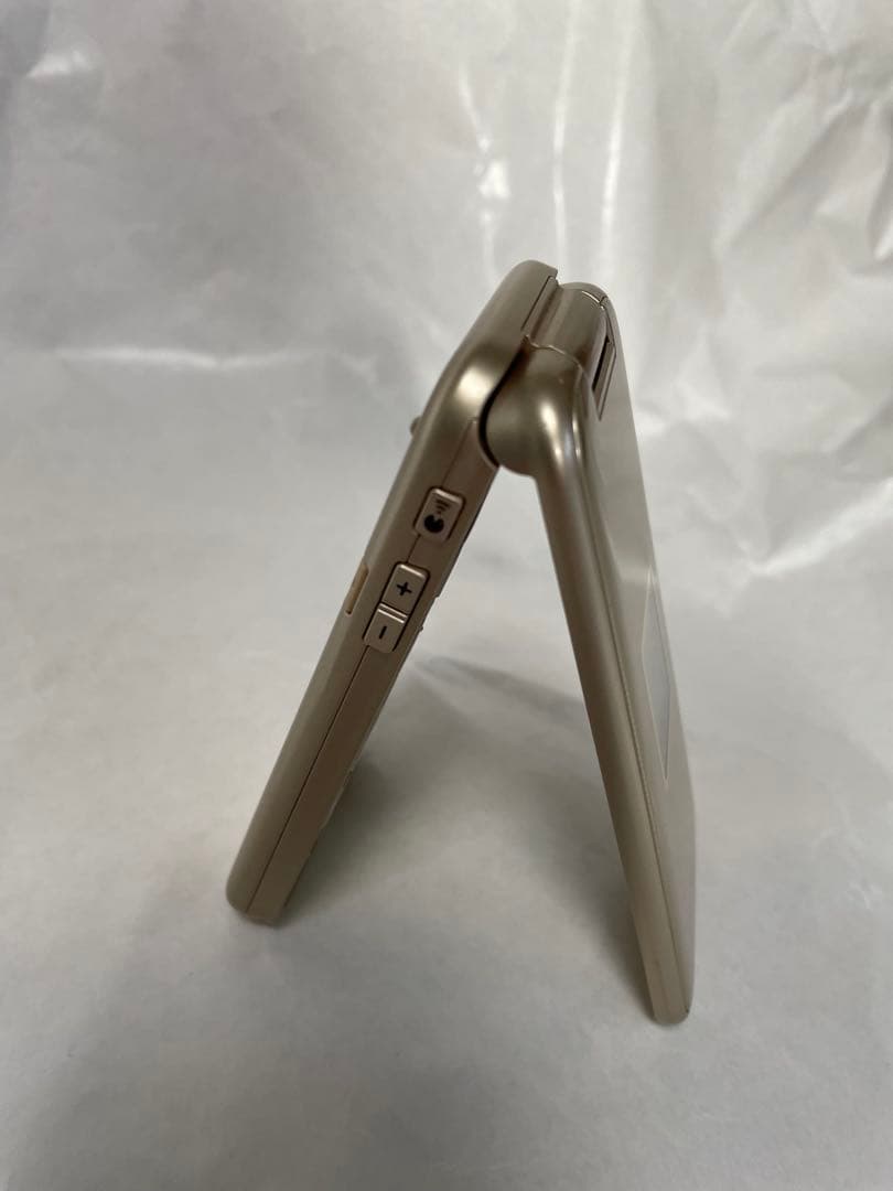 美品　docomo f-02j 折りたたみ式　らくらくホン　ゴールド ドコモ