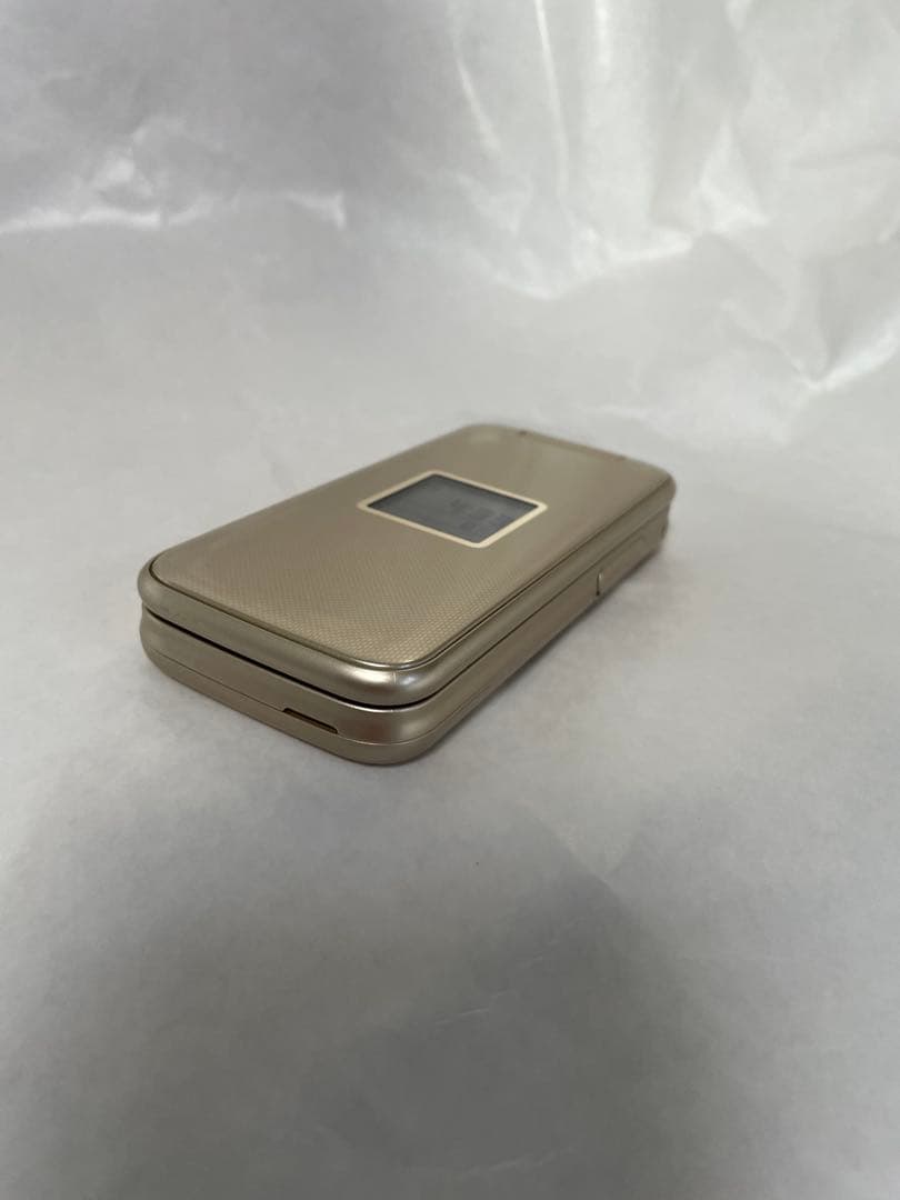 美品　docomo f-02j 折りたたみ式　らくらくホン　ゴールド ドコモ