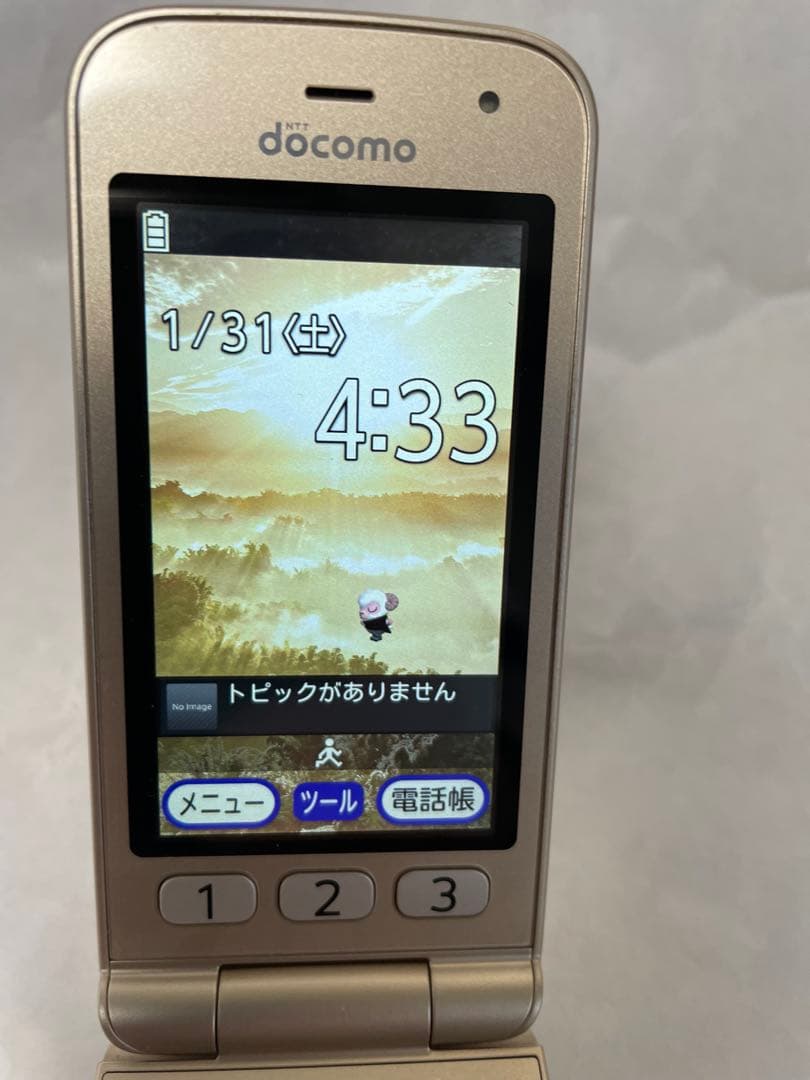 美品　docomo f-02j 折りたたみ式　らくらくホン　ゴールド ドコモ