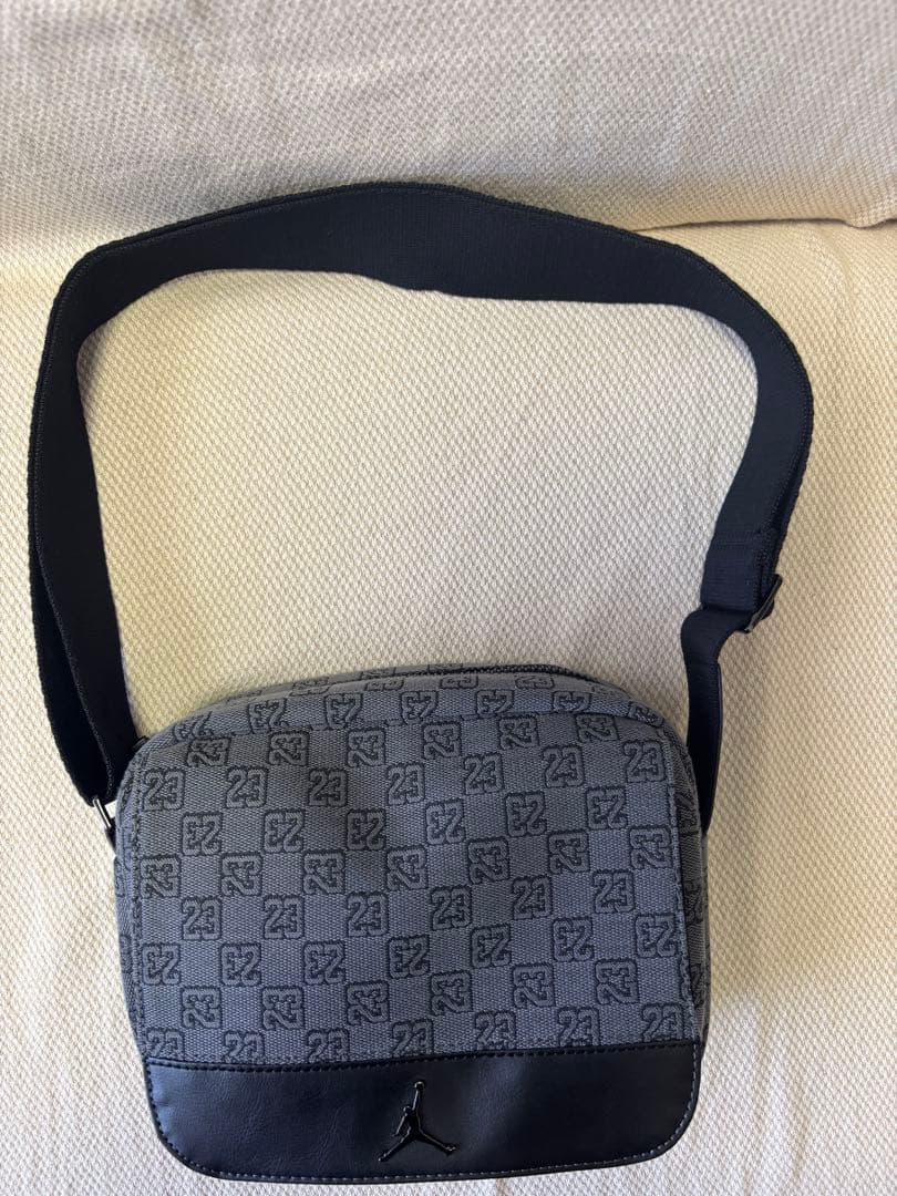 【未使用に近い】Jordan ショルダーバッグ グレー　モノグラム