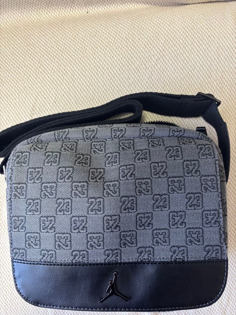 【未使用に近い】Jordan ショルダーバッグ グレー　モノグラム