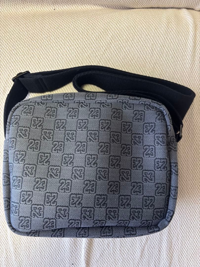 【未使用に近い】Jordan ショルダーバッグ グレー　モノグラム