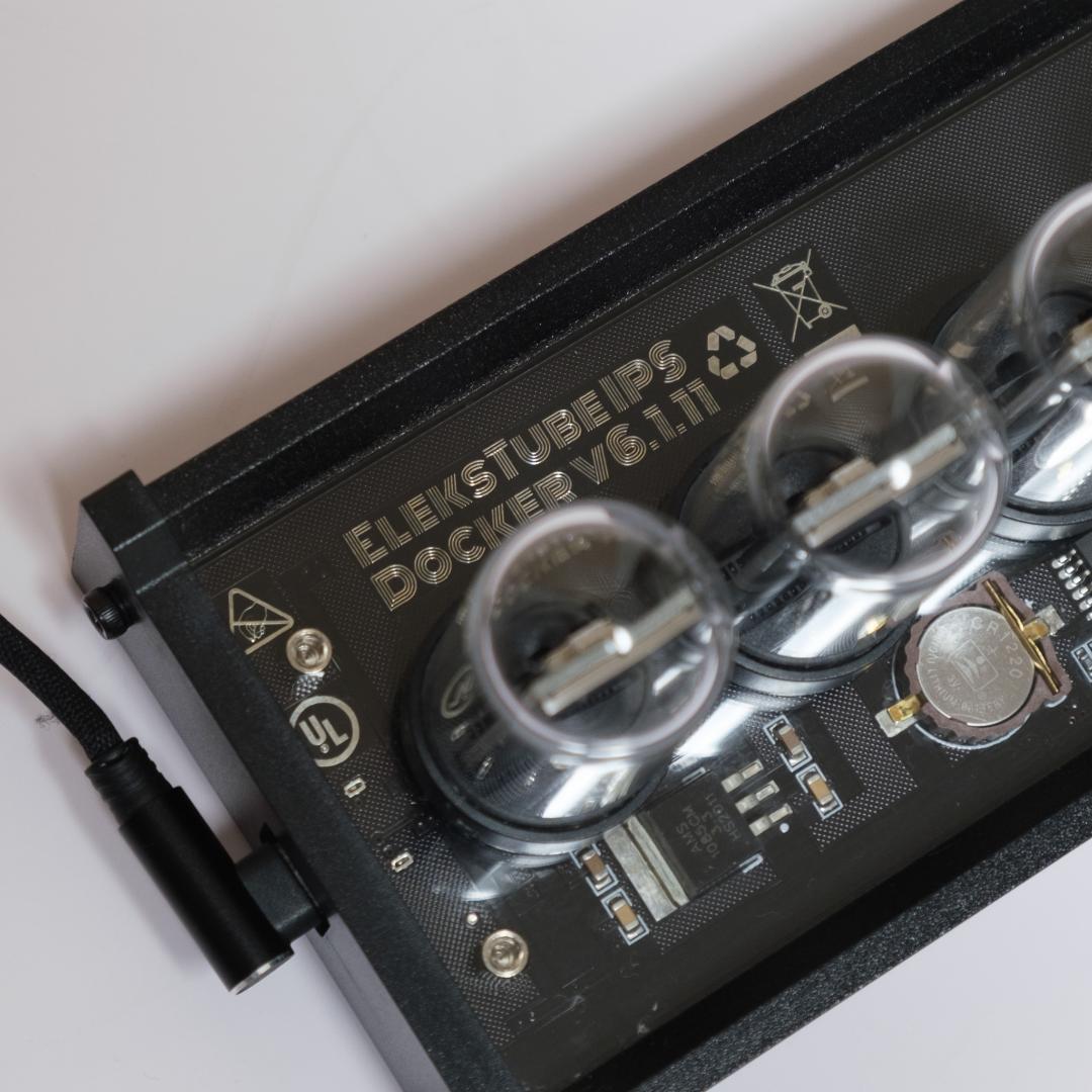 ニキシー菅時計のようなデザインのデジタル置き時計 ニキシー菅 デジタルクロック