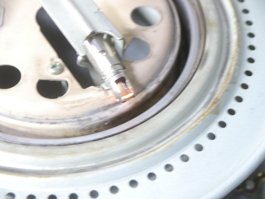 送料無料◆２０１３年◆コロナ　石油ストーブ ホワイト 円筒形　　灯油