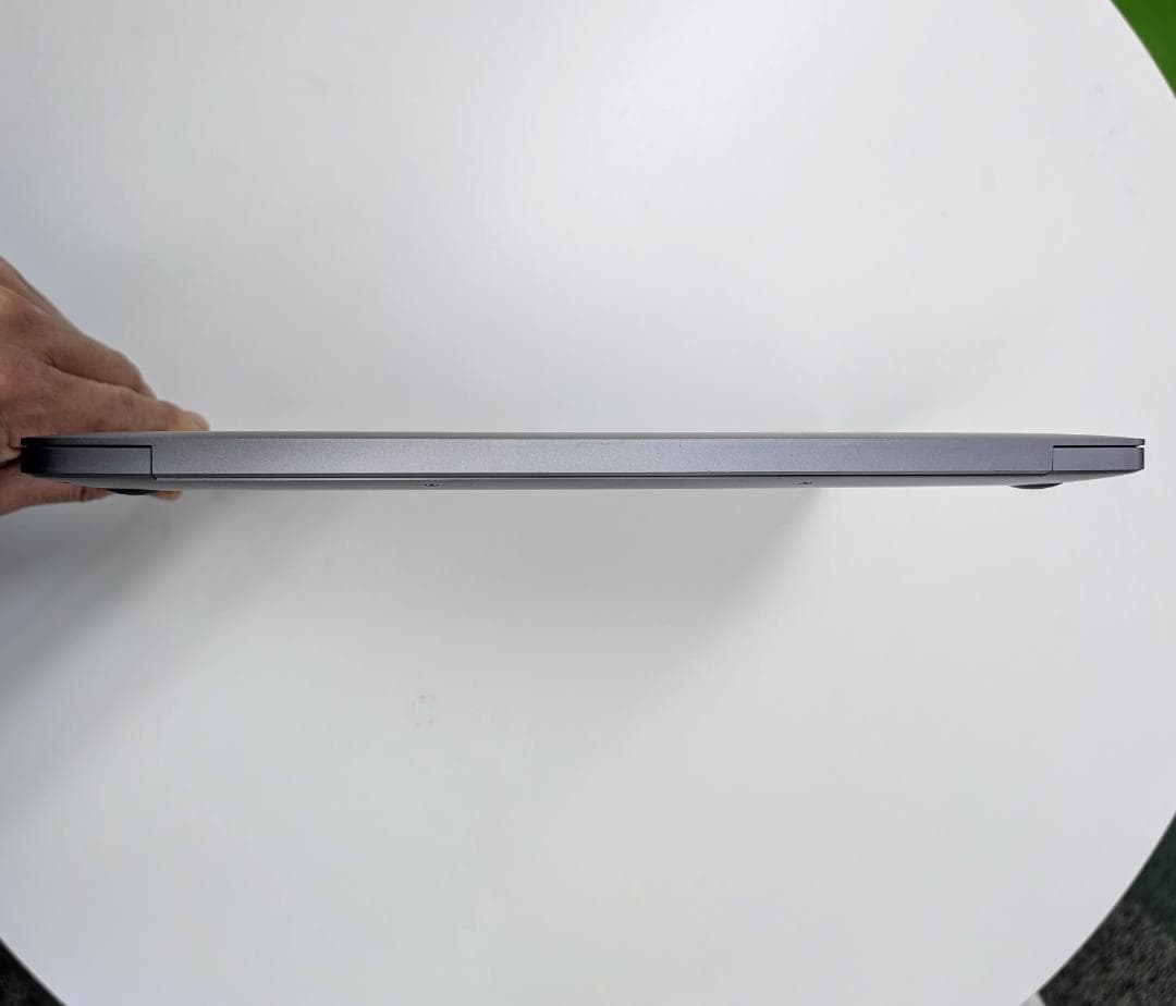 ジャンク品MacBook Air (M1, 2020) A2337 - 画面破損