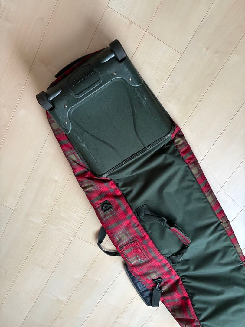 2回のみ使用　赤チェック BURTON キャスター付き　スノーボードケース