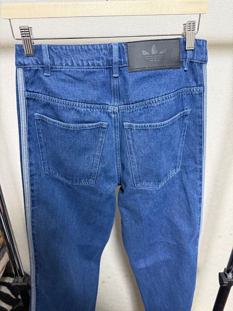 adidas ストライプデザイン デニムパンツ