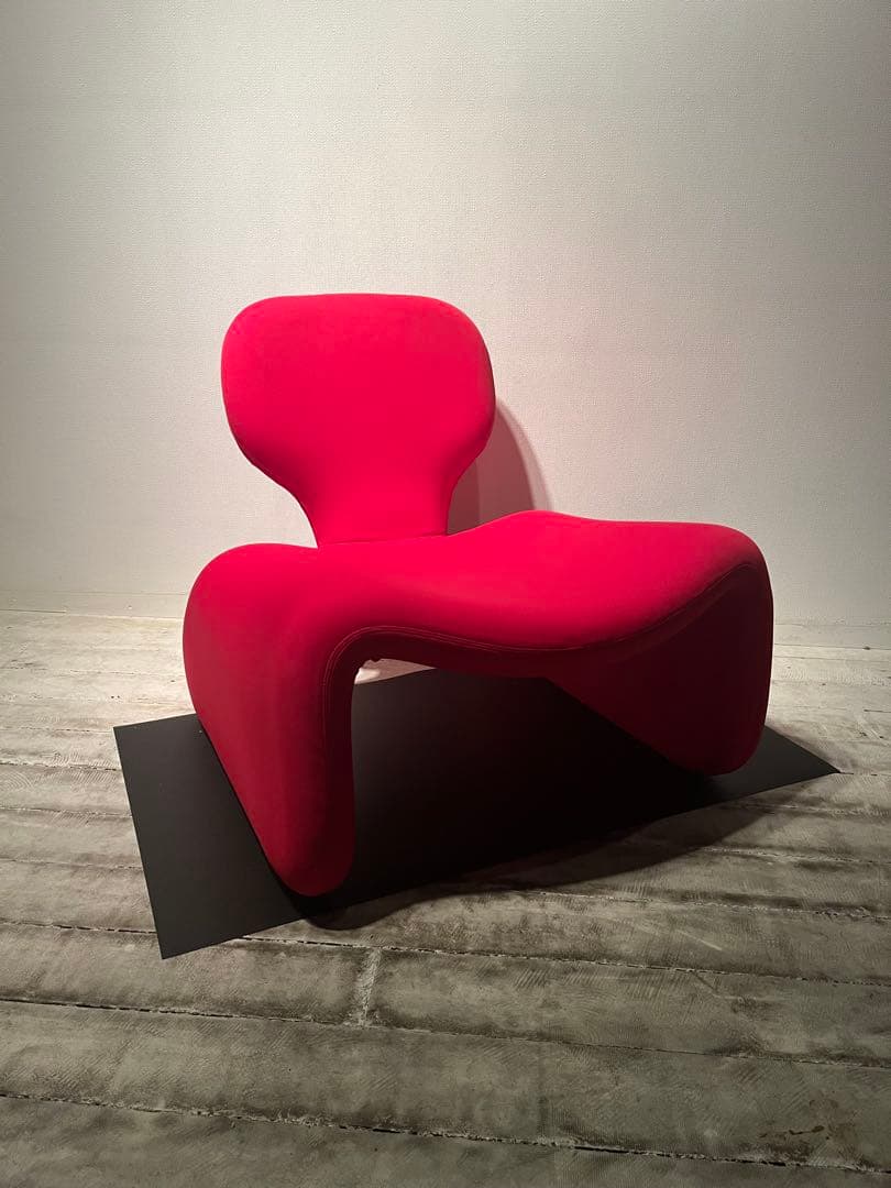 赤い曲線のチェアー スタンリーキューブリック作品2001年宇宙の旅映画に出てます