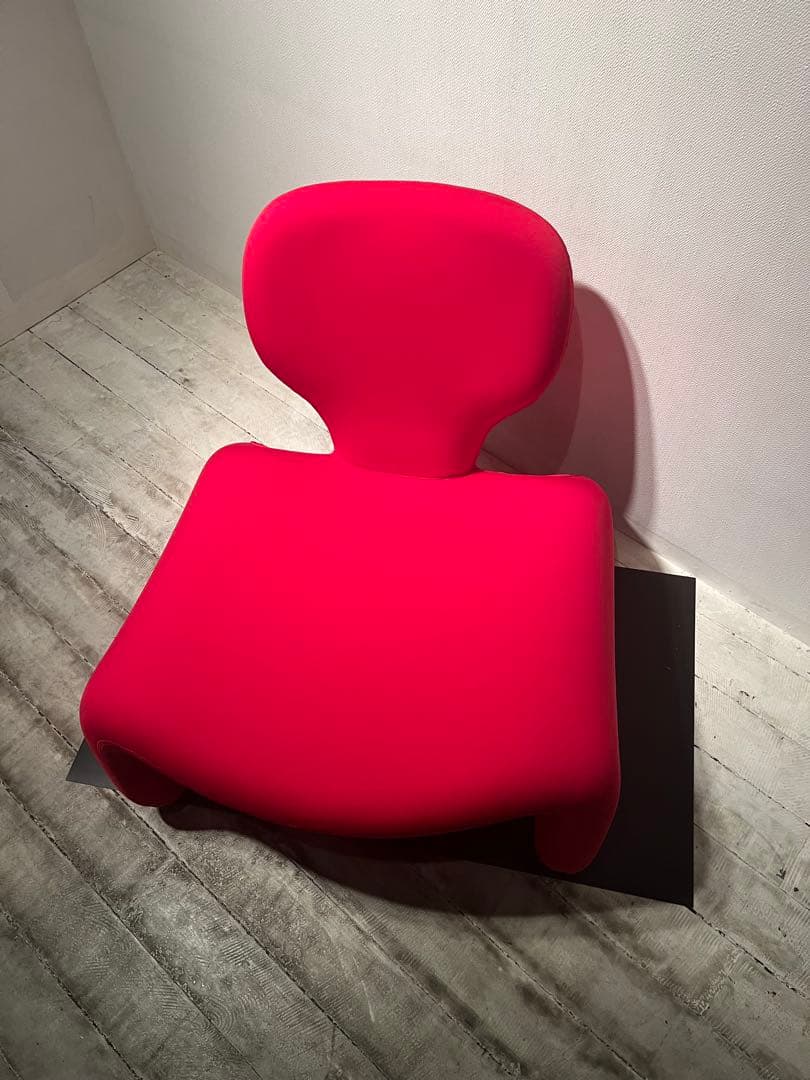 赤い曲線のチェアー スタンリーキューブリック作品2001年宇宙の旅映画に出てます