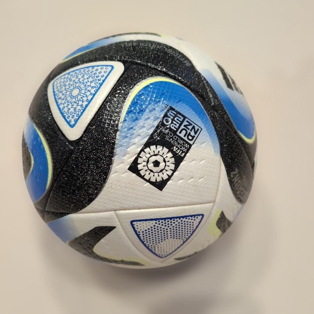 adidas サッカーボール 公式サイズ ホワイト/ブルー/ブラック　５号