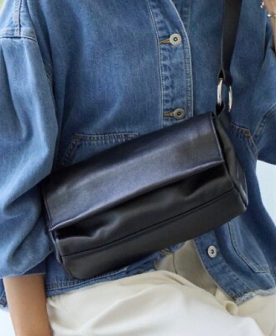 レザーボディバッグ