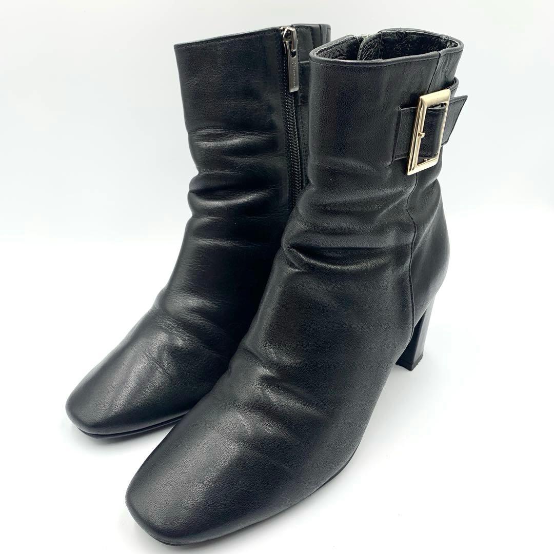 【撥水 　23年】ヒミコ　ベルトバックルヒールブーツ　スクエアトゥ　クロコ型押し