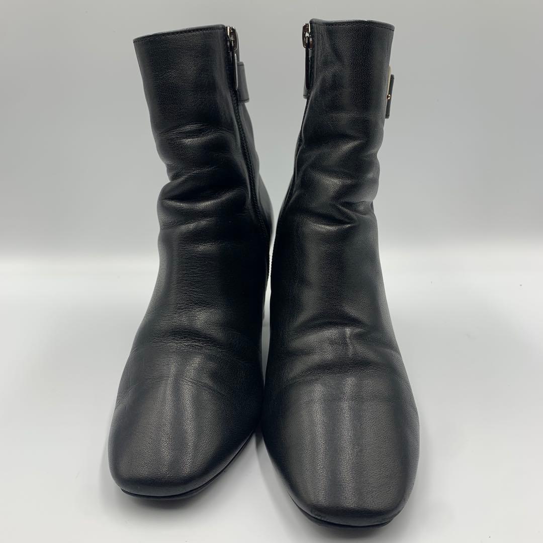 【撥水 　23年】ヒミコ　ベルトバックルヒールブーツ　スクエアトゥ　クロコ型押し