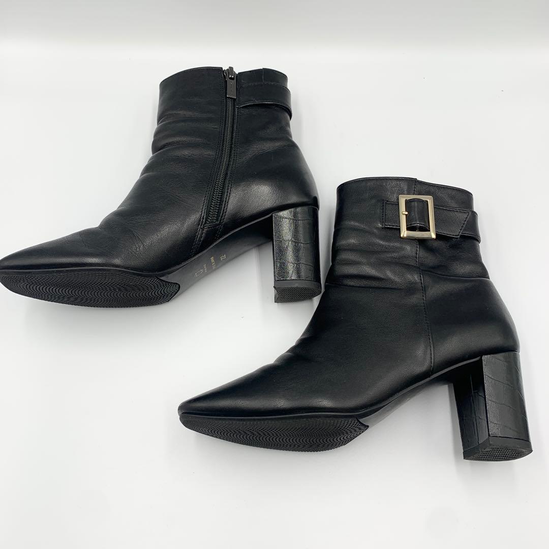【撥水 　23年】ヒミコ　ベルトバックルヒールブーツ　スクエアトゥ　クロコ型押し