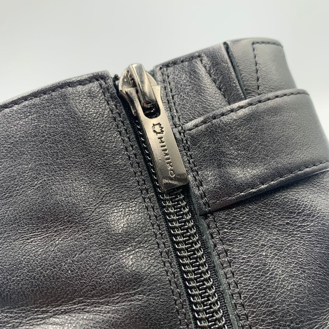 【撥水 　23年】ヒミコ　ベルトバックルヒールブーツ　スクエアトゥ　クロコ型押し