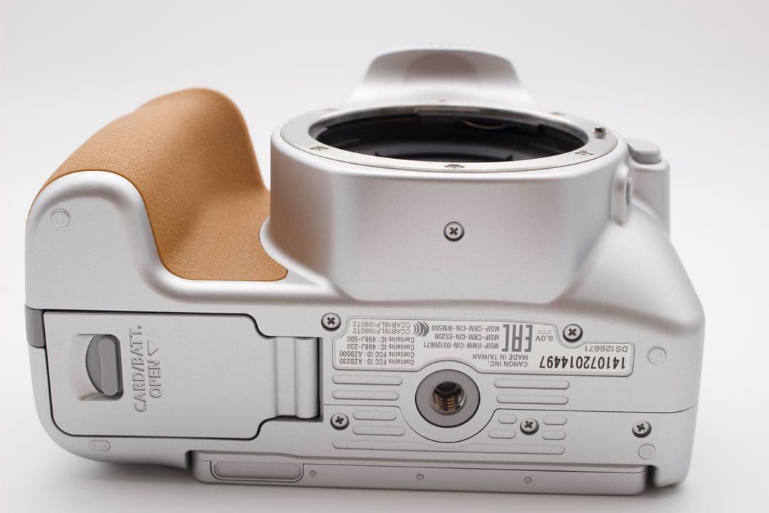 ゲリラセール！ほぼ新品❣️Canon EOS Kiss X9 ダブルレンズシルバー