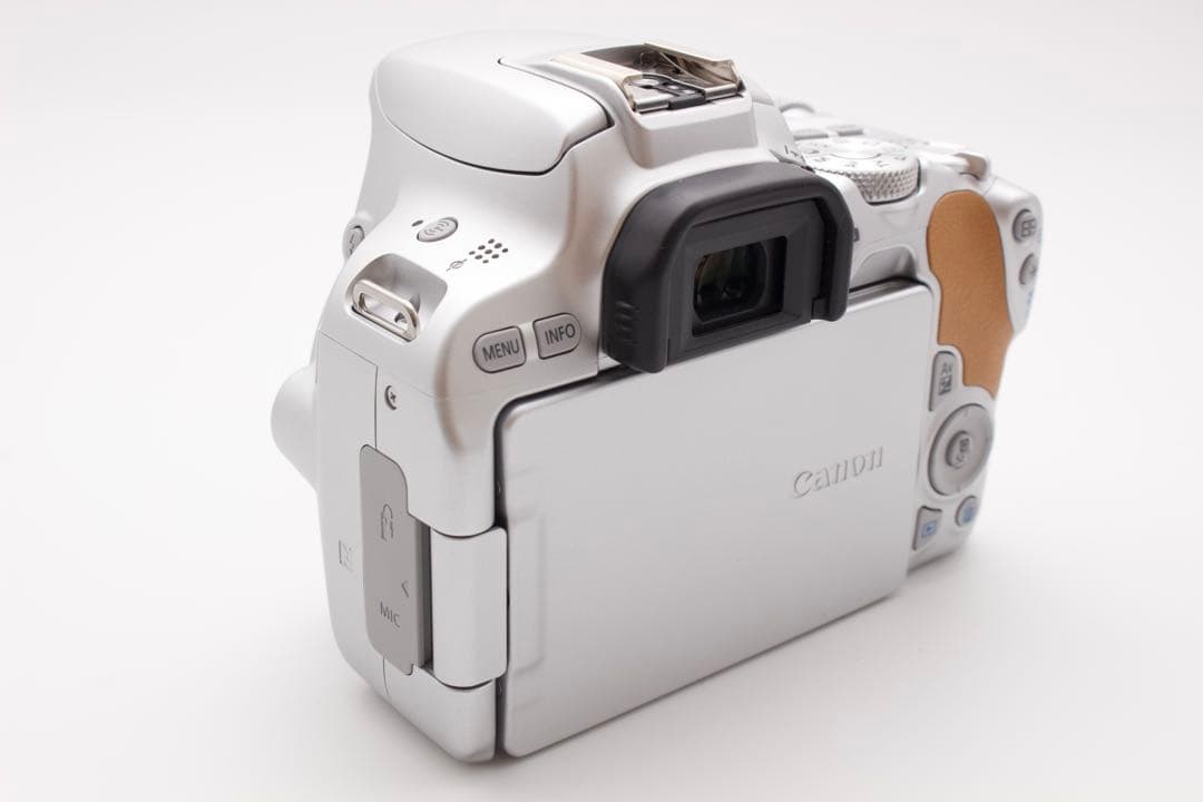 ゲリラセール！ほぼ新品❣️Canon EOS Kiss X9 ダブルレンズシルバー