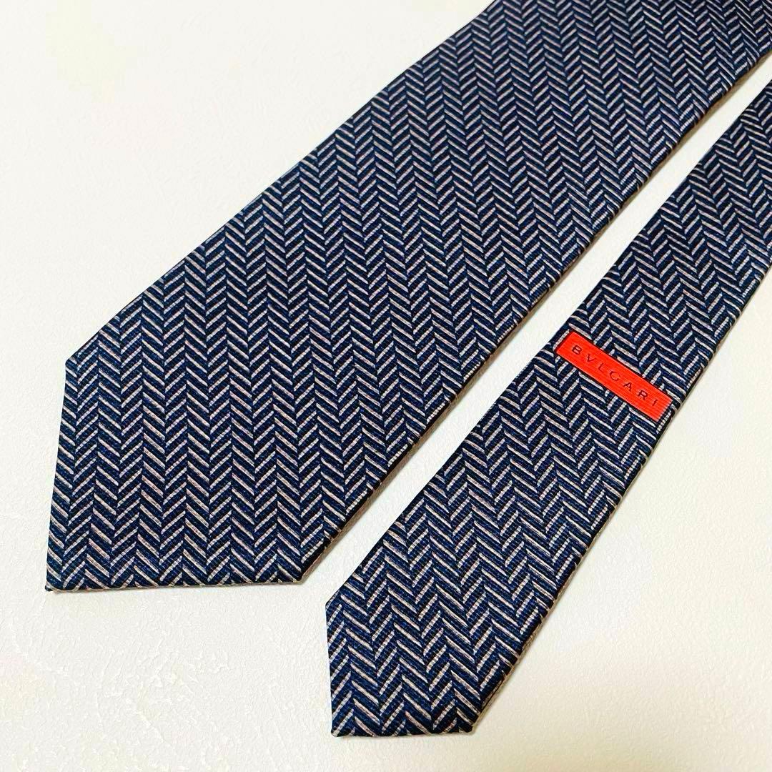 【極美品】ブルガリ セッテピエゲ ネクタイ ロゴ シェブロン ネイビー ピンク