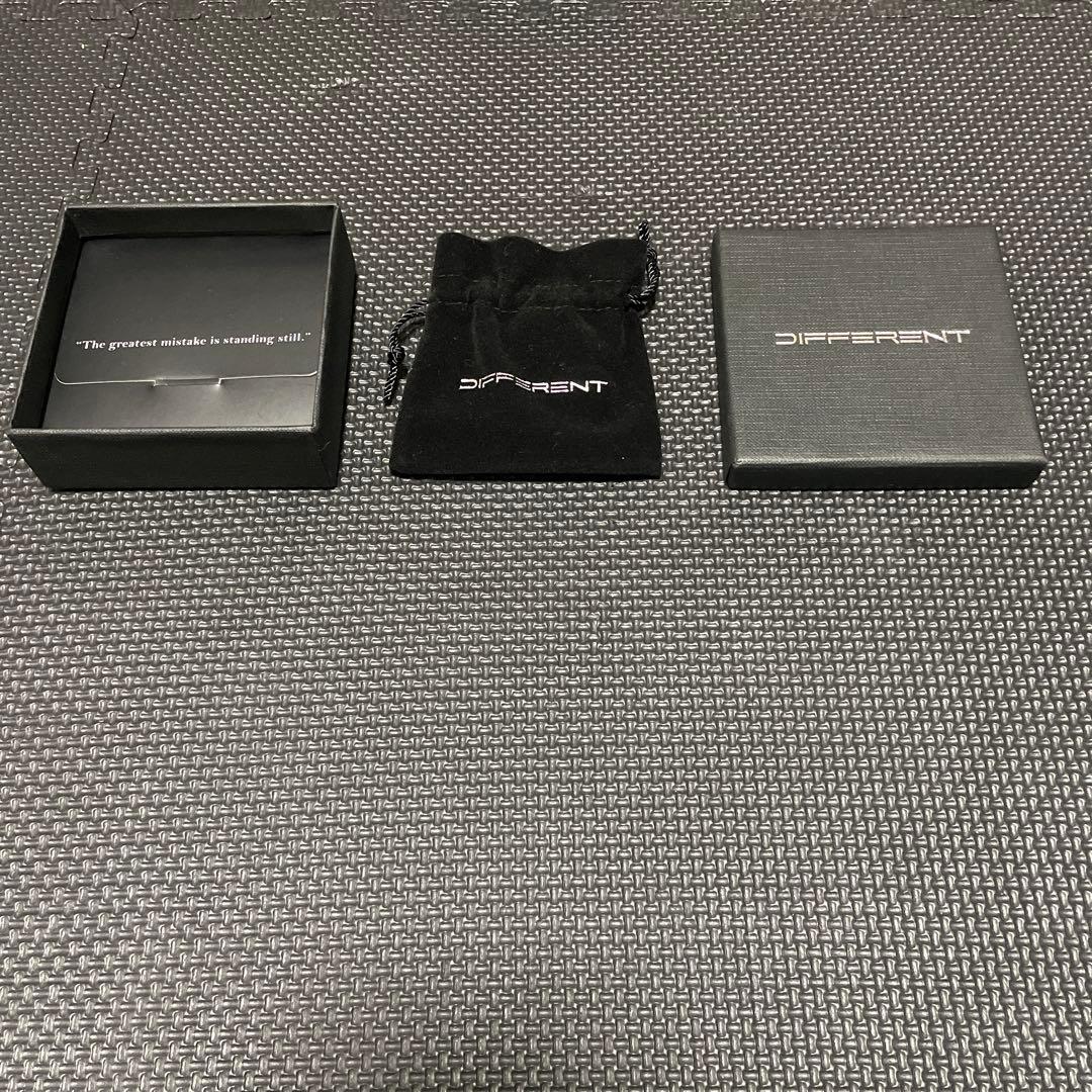 DIFFERENT ネックレス　シルバー