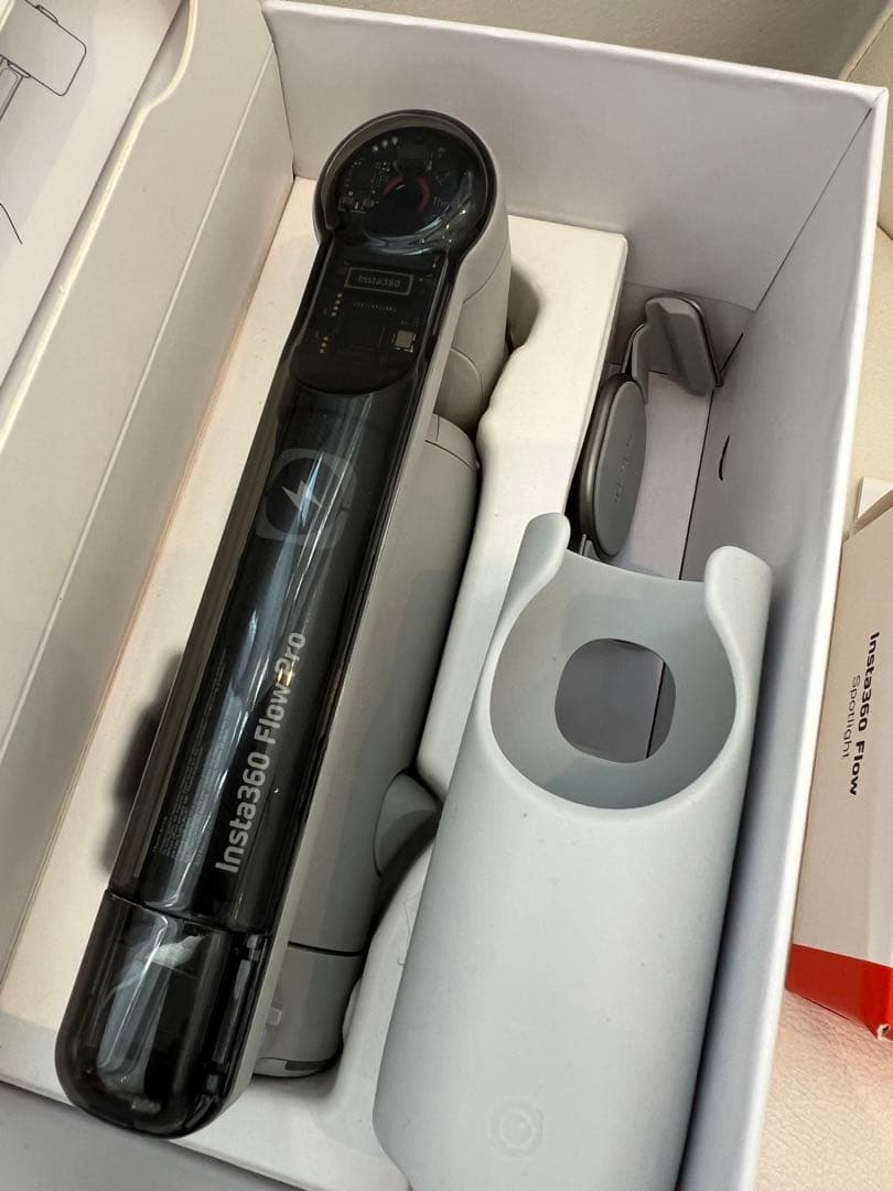 Insta360 Flow Pro スタビライザー（MagSafe、ライトつき）