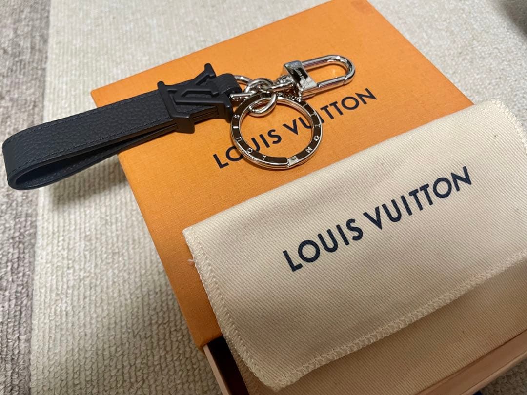 「美品」LOUIS VUITTON ブラック キーホルダー