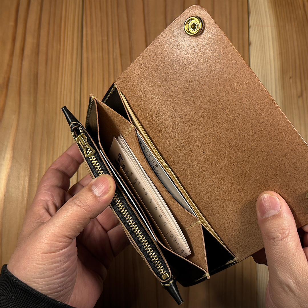 黒*げ様 昭南本ヌメ革 ロングトラッカーウォレット 丘染めブラック茶芯｜02