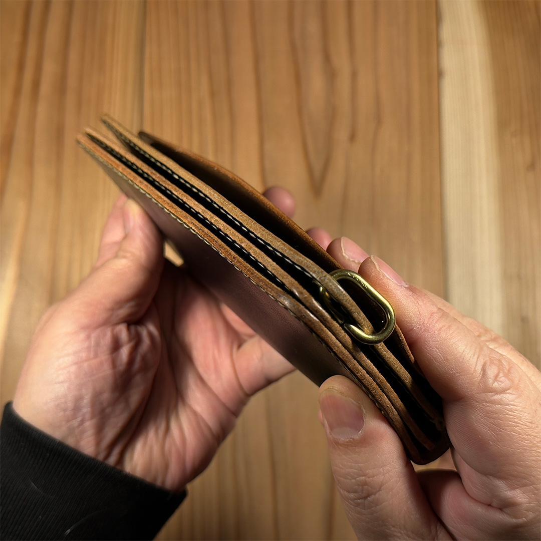 黒*げ様 昭南本ヌメ革 ロングトラッカーウォレット 丘染めブラック茶芯｜02