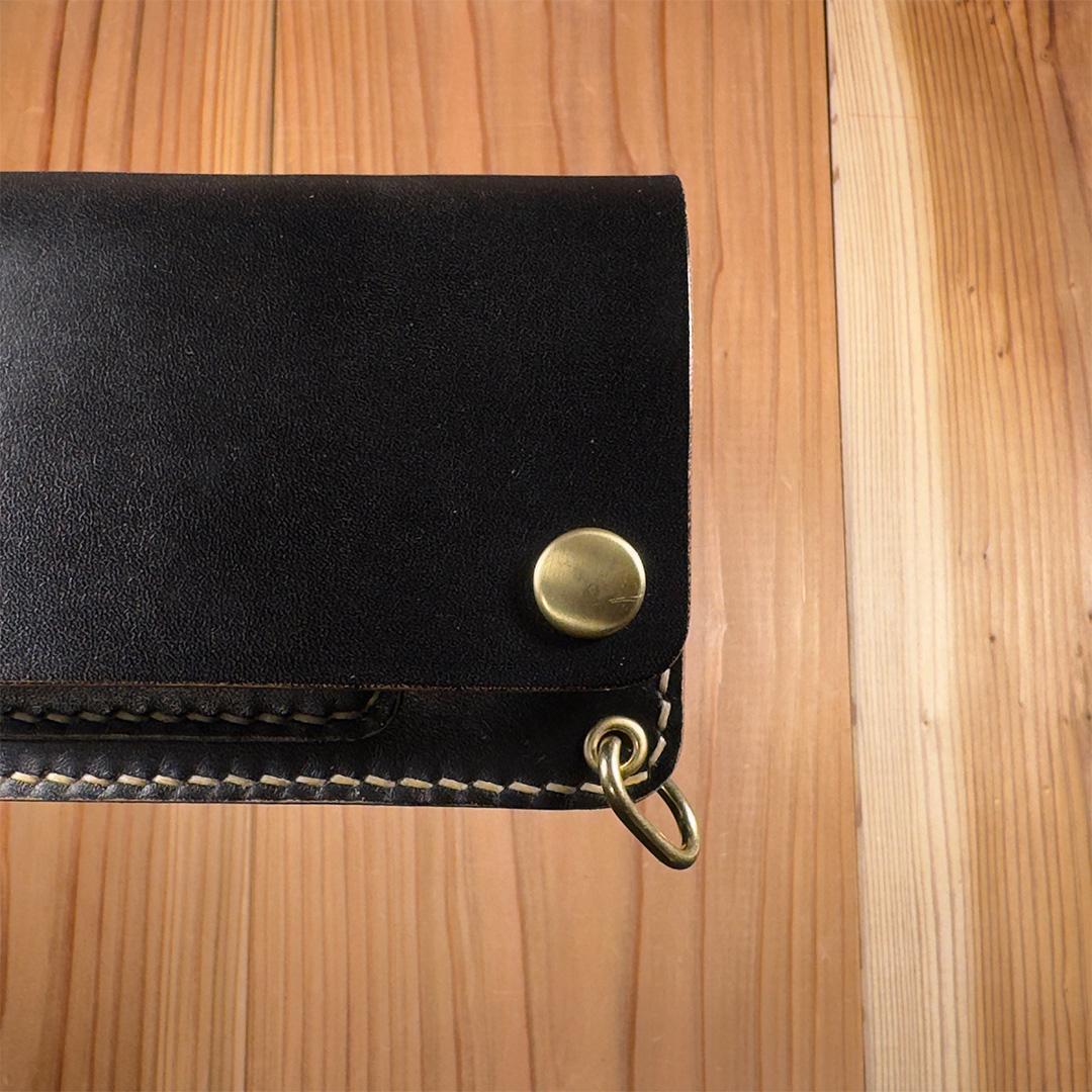 黒*げ様 昭南本ヌメ革 ロングトラッカーウォレット 丘染めブラック茶芯｜02