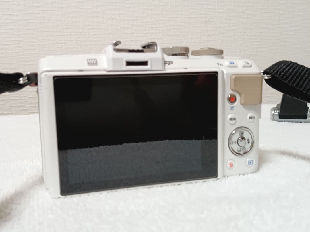 OLYMPUS PEN Lite E-PL7 ボディ ホワイト（レンズ付き）