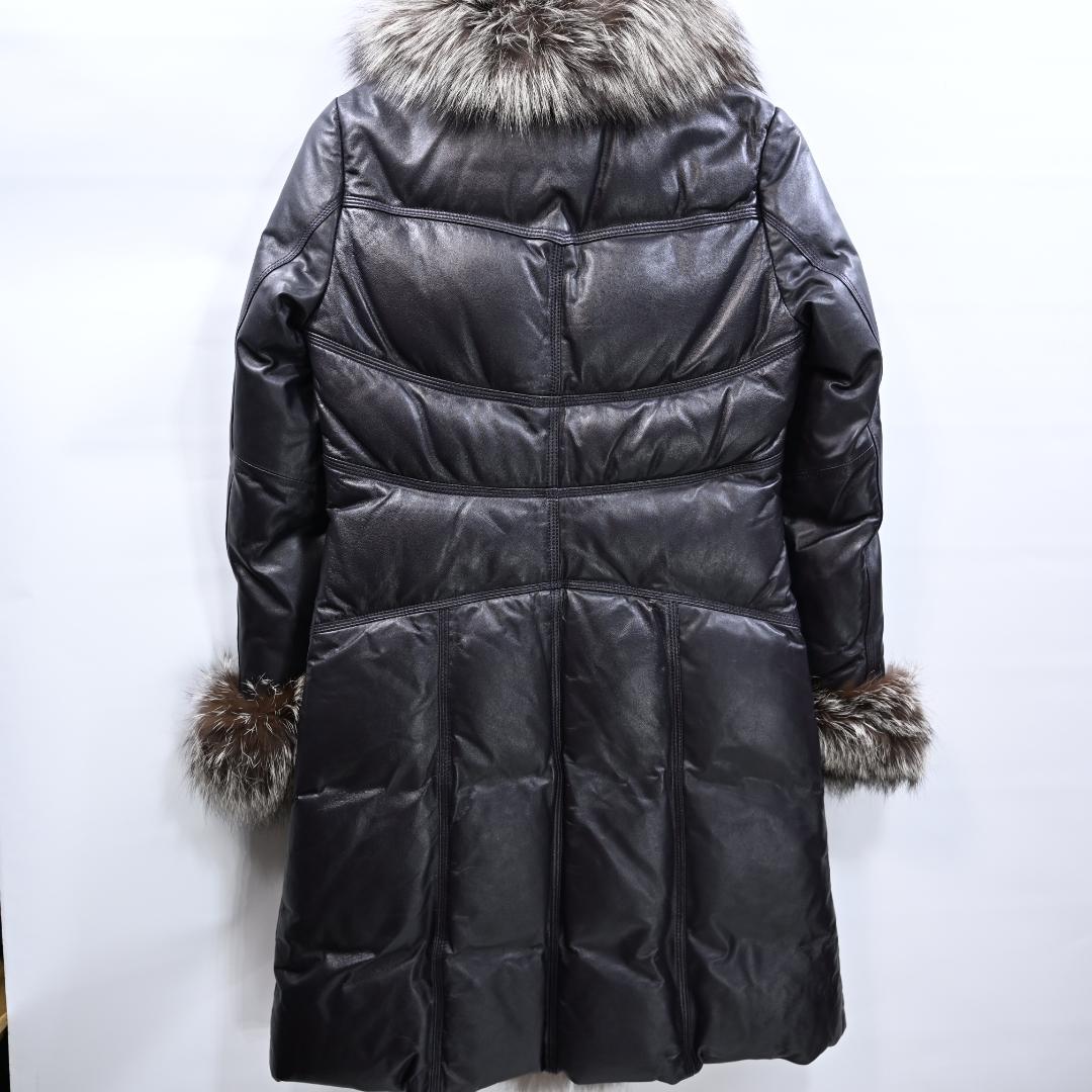DAMA コレクション】リアルフォックスファー付羊革レザーダウンコート黒紫