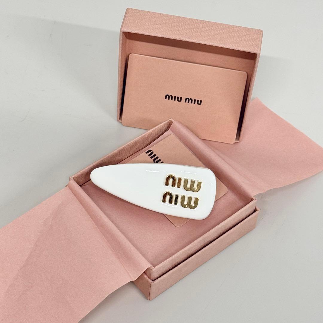 美品　miumiu パテントレザーヘアクリップ　ヘアピン　ホワイト