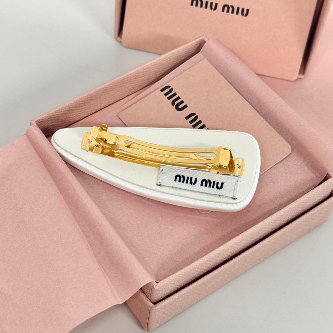 美品　miumiu パテントレザーヘアクリップ　ヘアピン　ホワイト