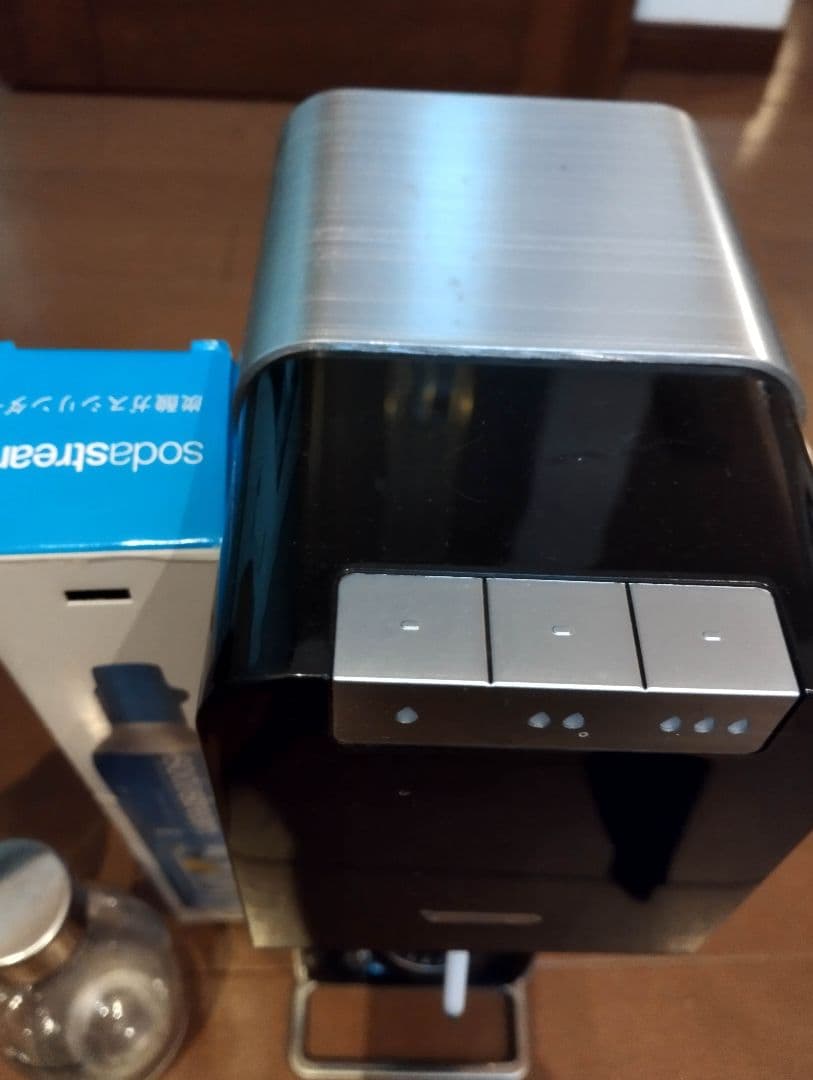 SodaStream 炭酸水メーカー 本体+ボトル2本、新品ボンベ1本