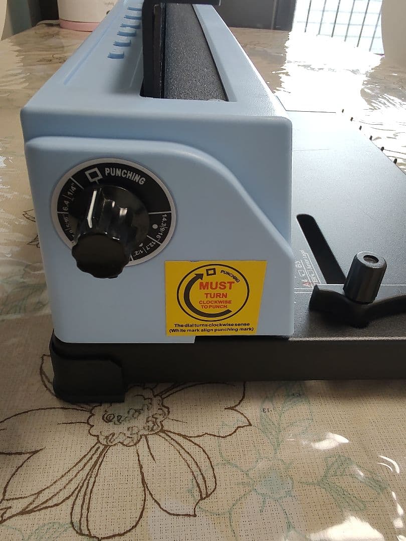 RAYSOONER 紙パンチと製本機。