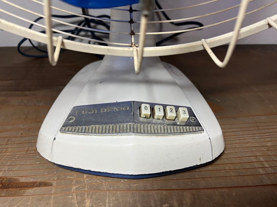 青い3枚羽根スタンド扇風機