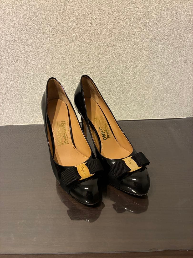 フェラガモ　黒 エナメル リボン付き ハイヒール