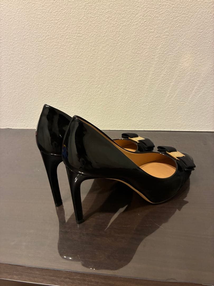 フェラガモ　黒 エナメル リボン付き ハイヒール