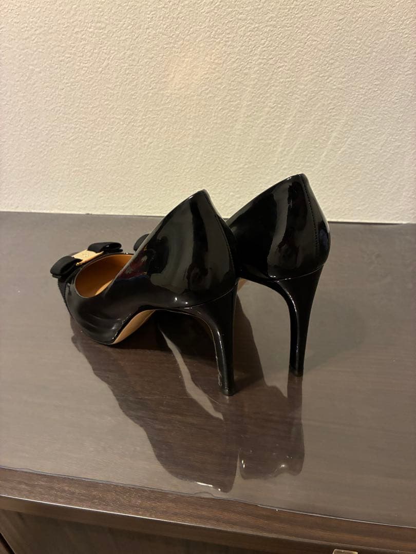 フェラガモ　黒 エナメル リボン付き ハイヒール