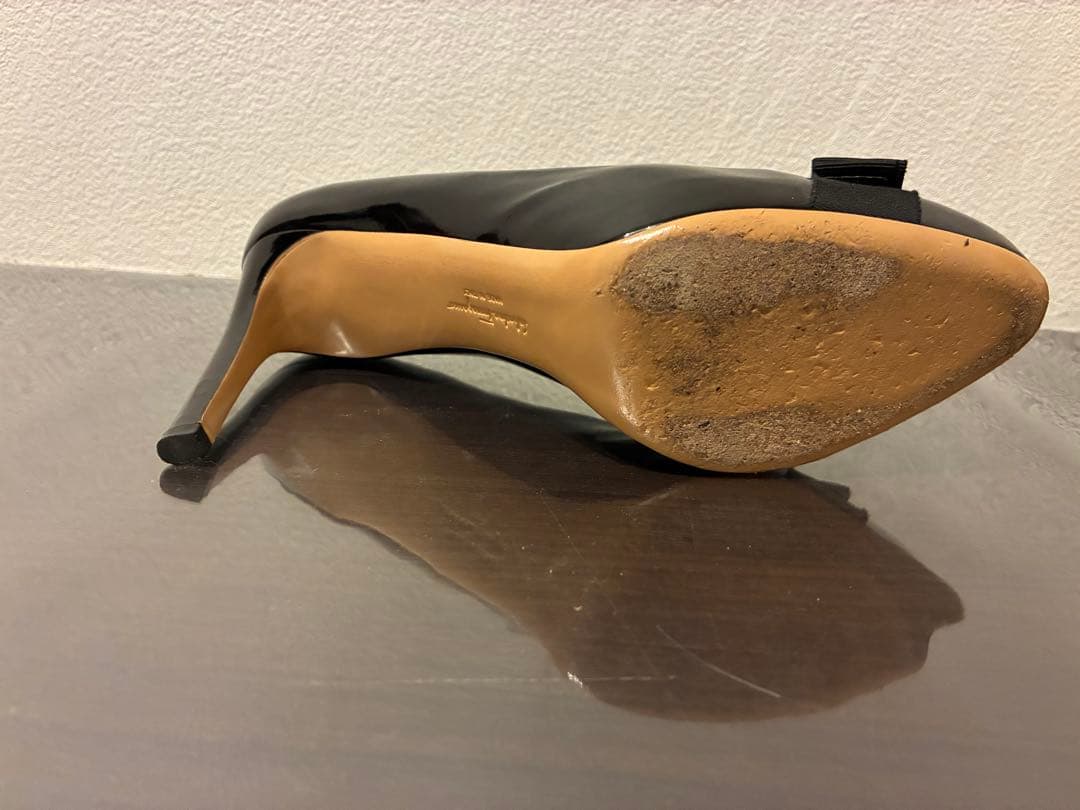 フェラガモ　黒 エナメル リボン付き ハイヒール