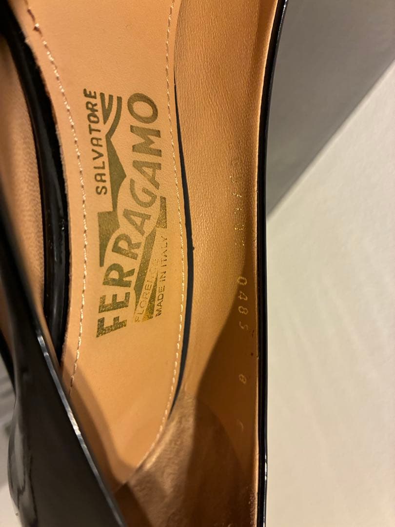 フェラガモ　黒 エナメル リボン付き ハイヒール