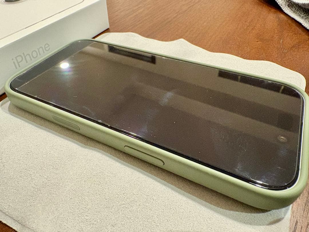 iPhone17 ホワイト 本体 ほぼ未使用 +純正ケースx2とガラスフィルム