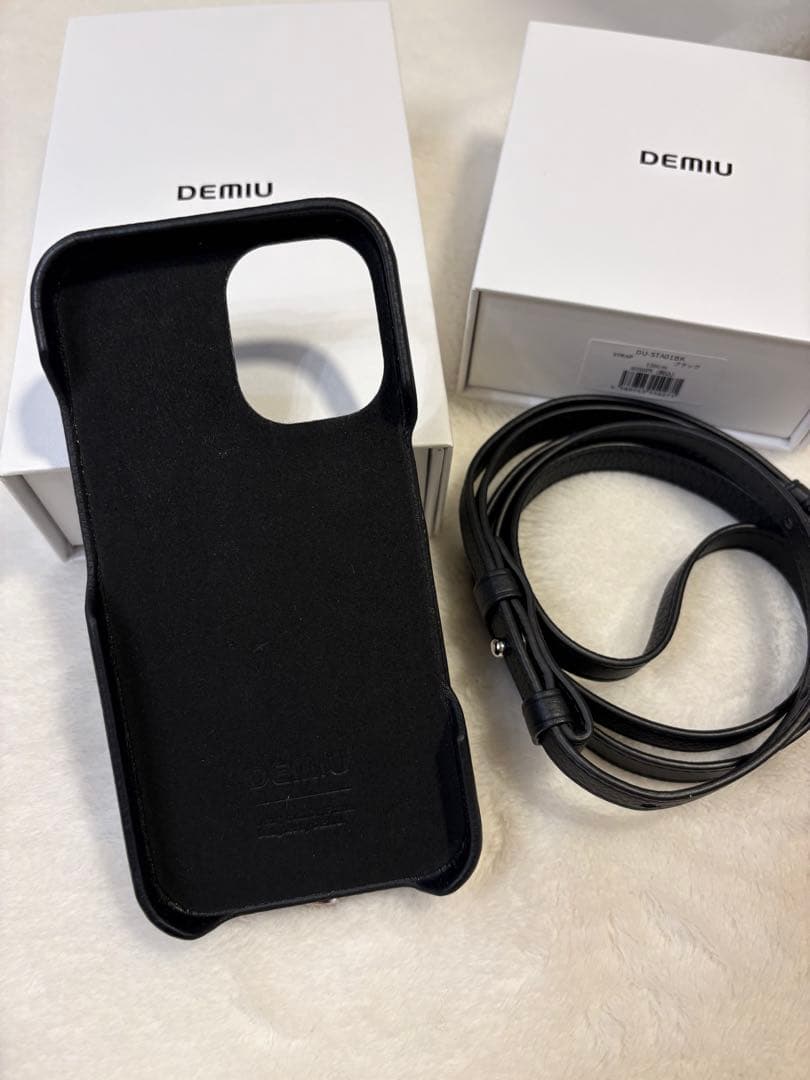 iPhone16用DEMIU ブラック 手帳型ケース ストラップ付