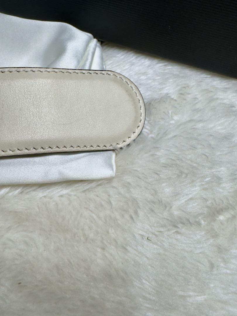 GUCCI ホワイトレザー GGロゴバックルベルト