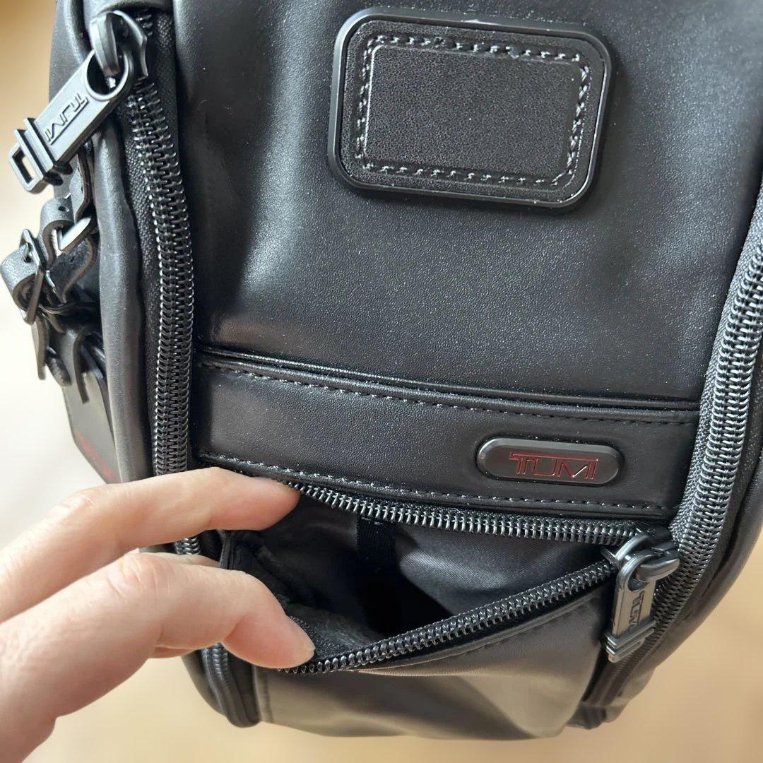 TUMI 96303214D0黒 レザー スリングバッグ