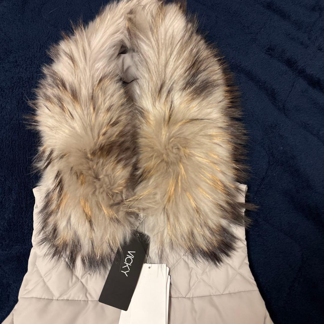 【新品】VICKY ダウンベスト ファー付き ジップアップ グレージュ　タグ付き